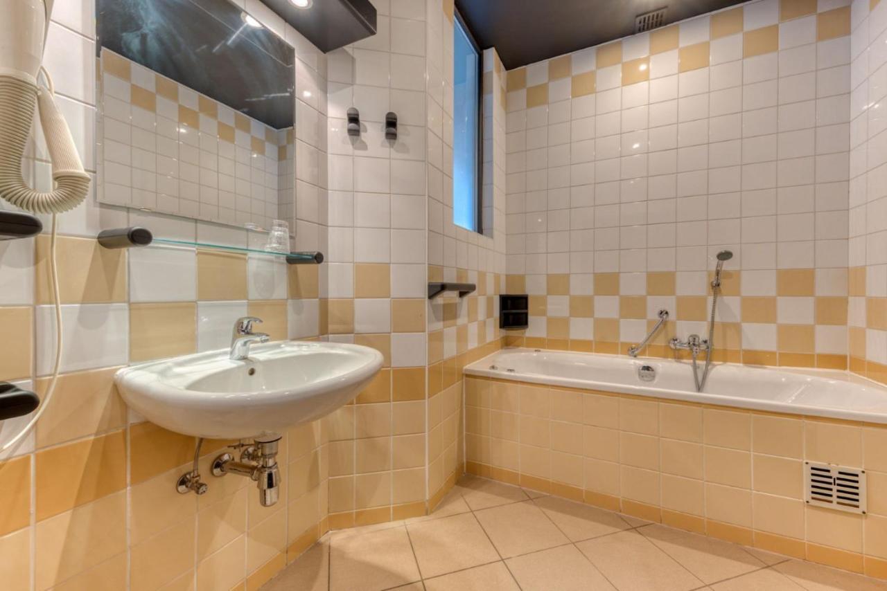 Hotel Mosa Hermalle-sous-Argenteau Bagian luar foto